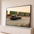 Porsche 911 clássico preto rebaixado, com trem de contêineres passando ao pôr do sol, quadro decorativo