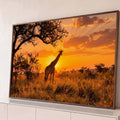 Quadro Decorativo Grande Girafa Pôr do Sol para Sala | quadros decorativos para sala | girafa em savana africana durante pôr do sol com céu laranja intenso | Porao dos Quadros