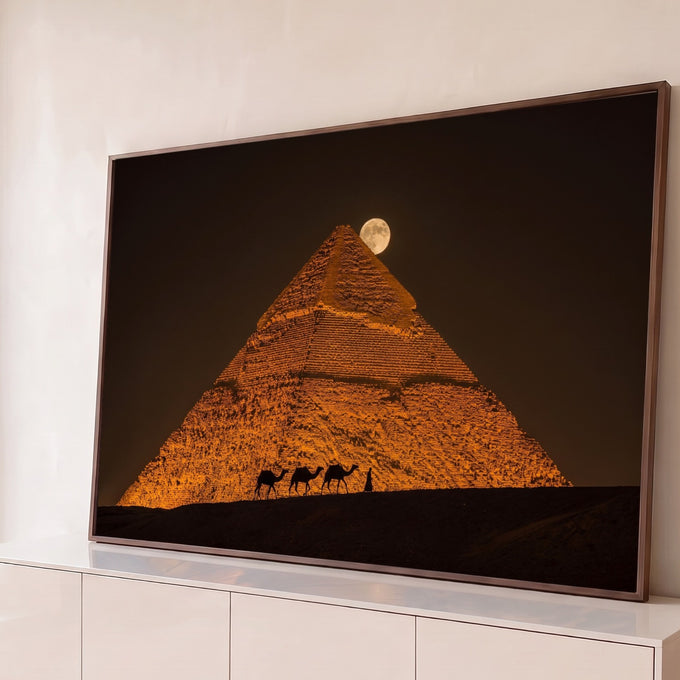 Pirâmide de Gizé iluminada em laranja com lua cheia no topo e camelos em silhueta, quadro decorativo