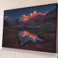 Quadro Decorativo Grande Montanhas Alaranjadas para Sala | quadros decorativos para sala | cordilheira alaranjada pelo pôr do sol refletida em lago cristalino ao entardecer | Porao dos Quadros