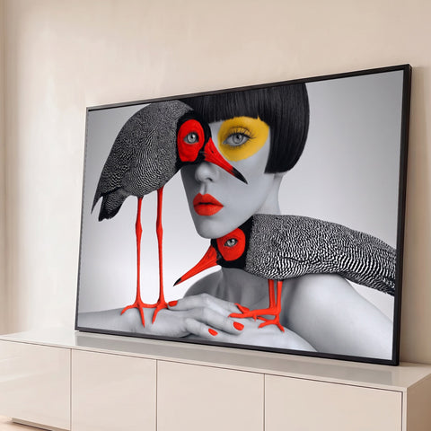 Mulher de franja com sombra amarela e batom vermelho e duas aves de bico vermelho, quadro decorativo