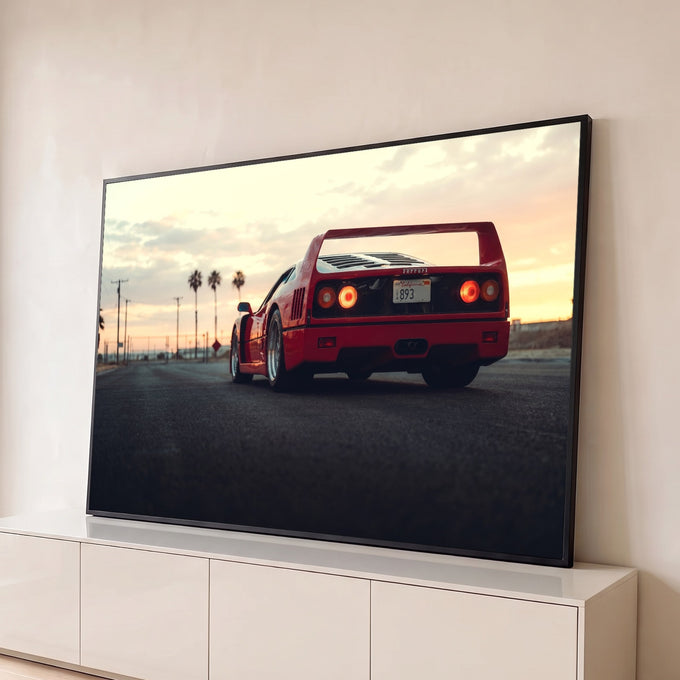 Ferrari F40 vermelha de traseira, lanternas acesas, em estrada com palmeiras ao pôr do sol, quadro decorativo