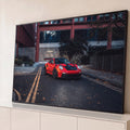 Porsche 911 GT3 RS vermelho e preto em rua urbana com folhas secas e prédio vermelho, quadro decorativo