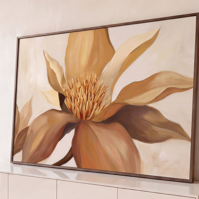 Quadro Decorativo Grande Flor Magnólia para Sala Bege | quadros decorativos para sala | close-up de magnólia em tons de bege e marrom com estames dourados ao centro | Porao dos Quadros