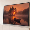 Pôr do sol laranja sobre lago com névoa, ilha de pinheiros e barco de madeira refletido, quadro decorativo