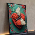 Borboleta de asas bege e vermelhas sobre coração vermelho rachado em fundo verde, quadro decorativo