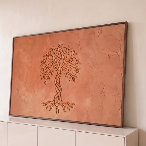 Árvore da vida com galhos em espiral e raízes entrelaçadas em relevo sobre fundo terracota, quadro decorativo
