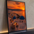 Pôr do sol laranja sobre o mar em Santorini com casas brancas e cúpulas azuis, quadro decorativo