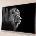 Leão majestoso de perfil com juba volumosa em fotografia preto e branco sobre fundo preto, quadro decorativo
