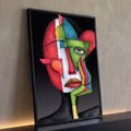 Rosto de mulher cubista em blocos vermelho, verde e azul, mão no rosto, fundo preto, quadro decorativo