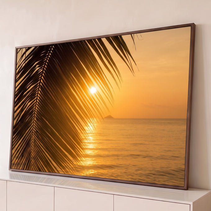 Quadro Decorativo Grande Folhas de Coqueiro para Sala | quadros decorativos para sala | silhueta de folhas de coqueiro emoldurando pôr do sol dourado sobre o mar | Porao dos Quadros