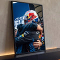 Quadro Decorativo Grande Abraço para Sala Azul | quadros decorativos para sala | dois homens se abraçando, um com capacete de corrida colorido e outro de macacão azul | Porao dos Quadros
