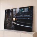 Carro clássico preto coberto de gotas de chuva com farol aceso e grade cromada à noite, quadro decorativo