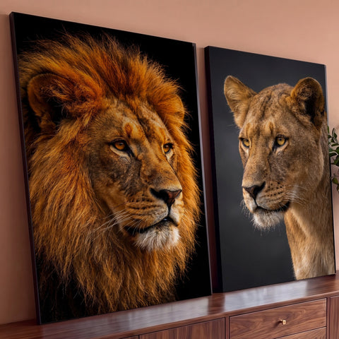 Quadro Decorativo Kit 2 Telas Leão e Leoa para Sala Marrom | quadros decorativos para sala | retrato de leão com juba dourada e leoa em fundos escuros contrastantes | Porao dos Quadros