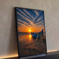 Barco azul de pesca com rede na areia da praia sob céu com nuvens e pôr do sol laranja, quadro decorativo