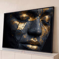 Rosto feminino de olhos fechados com pele preta rachada e detalhes em folha de ouro, quadro decorativo
