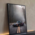 Porsche 911 preto com faixas Martini em estrada molhada na floresta com neblina, quadro decorativo