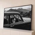 Cachorro olhando pela janela de carro antigo sob chuva nas montanhas, foto preto e branco, quadro decorativo