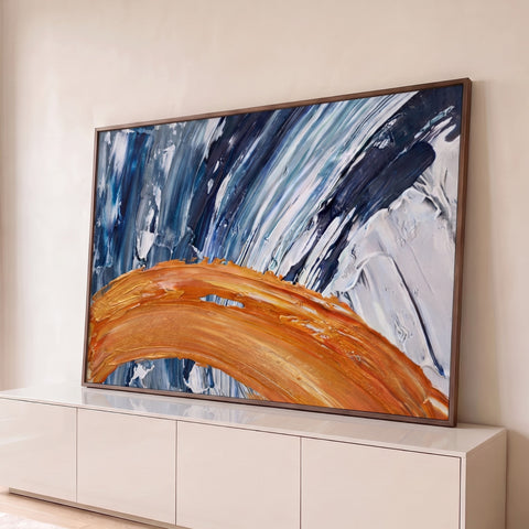 Pintura abstrata com pinceladas azul-marinho e brancas cortadas por arco laranja, quadro decorativo