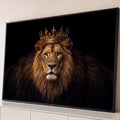 Leão de frente com coroa dourada e juba volumosa sobre fundo preto, olhar firme, quadro decorativo
