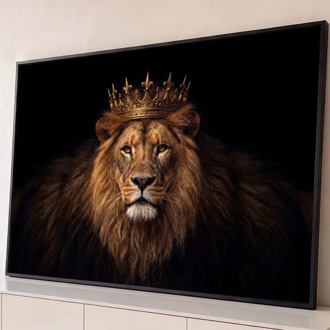 Leão de frente com coroa dourada e juba volumosa sobre fundo preto, olhar firme, quadro decorativo