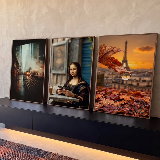 Quadro Decorativo Kit 3 Telas Mona Lisa Marrom para Sala | quadros decorativos para sala | trio urbano com Mona Lisa moderna, trem na chuva e folha refletindo a Torre Eiffel | Porao dos Quadros