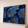 Quadro Decorativo Grande Flores Azuis Azul para Sala | quadros decorativos para sala | flores azuis detalhadas com contornos dourados sobre fundo marinho escuro | Porao dos Quadros