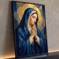 Quadro Decorativo Grande Nossa Senhora Geométrico para Sala | quadros decorativos para sala | Nossa Senhora em oração com manto azul facetado e halo dourado geométrico | Porao dos Quadros