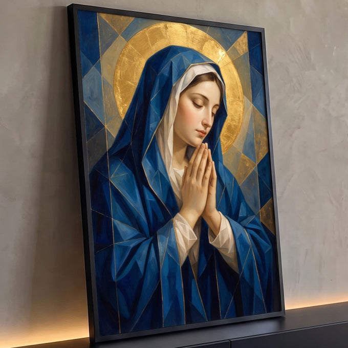 Quadro Decorativo Grande Nossa Senhora Geométrico para Sala | quadros decorativos para sala | Nossa Senhora em oração com manto azul facetado e halo dourado geométrico | Porao dos Quadros
