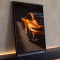 Quadro Decorativo Grande Traseira de Carro para Sala Laranja | quadros decorativos para sala | carro esportivo laranja visto de cima em ângulo traseiro com aerofólio preto | Porao dos Quadros