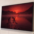 Quadro Decorativo Grande Deque de Madeira para Sala Vermelho | quadros decorativos para sala | deque de madeira sobre lago com pôr do sol vermelho entre montanhas e névoa | Porao dos Quadros