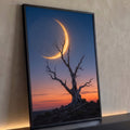 Árvore seca retorcida sob lua crescente dourada em céu azul e laranja do entardecer, quadro decorativo