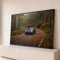 Porsche GT3 azul em curva de estrada na floresta enevoada com folhas de outono, quadro decorativo