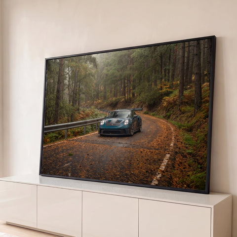 Porsche GT3 azul em curva de estrada na floresta enevoada com folhas de outono, quadro decorativo