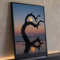 Tronco seco emoldurando a lua cheia sobre o mar ao crepúsculo, com reflexo na areia, quadro decorativo