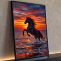 Cavalo preto empinado nas ondas do mar sob pôr do sol laranja em pintura a óleo, quadro decorativo