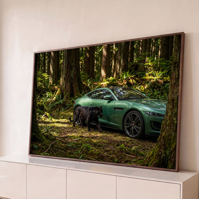 Carro esportivo Jaguar verde e pantera negra caminhando na floresta com samambaias, quadro decorativo