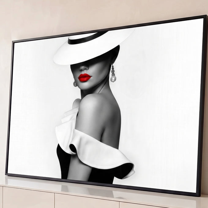 Mulher de chapéu branco e batom vermelho em preto e branco, ombro à mostra, quadro decorativo