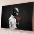 Homem negro de perfil com camisa branca segurando flor vermelha sobre fundo preto, quadro decorativo