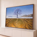 Árvore nevada sob céu azul com raízes douradas espelhadas na terra, pintura a óleo, quadro decorativo