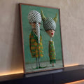 Dupla surreal com cabeças de poá e xadrez, chifres e roupas estampadas sobre fundo verde, quadro decorativo