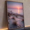 Duna de areia com cerca de madeira e capim diante do mar calmo ao pôr do sol rosa, quadro decorativo