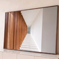 Quadro Decorativo Grande Corredor para Sala Marrom | quadros decorativos para sala | corredor com ripas de madeira marrom e piso claro com faixas de luz | Porao dos Quadros