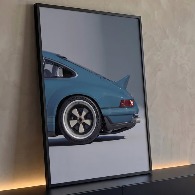Traseira de Porsche 911 clássico azul com aerofólio ducktail e rodas em fundo cinza, quadro decorativo