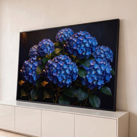 Hortênsias azuis com gotas de orvalho e folhas verdes iluminadas sobre fundo escuro, quadro decorativo