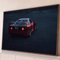 Ferrari F40 vermelha vista de trás, lanternas acesas e aerofólio em asfalto escuro ao anoitecer, quadro decorativo