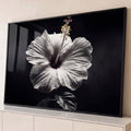 Quadro Decorativo Grande Flor de Hibisco para Sala Preto | quadros decorativos para sala | flor de hibisco branca em preto e branco com pistilo e pólen amarelo visíveis | Porao dos Quadros
