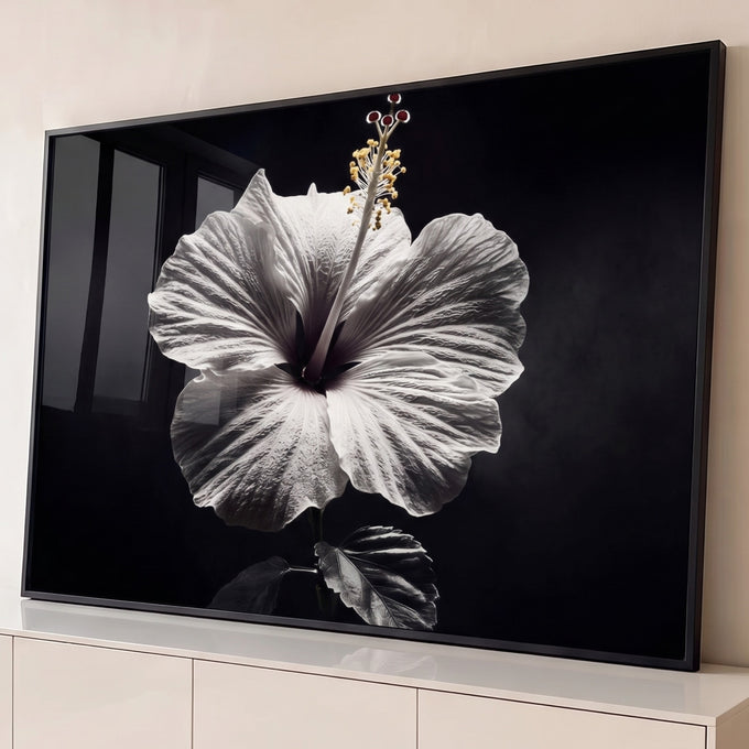 Quadro Decorativo Grande Flor de Hibisco para Sala Preto | quadros decorativos para sala | flor de hibisco branca em preto e branco com pistilo e pólen amarelo visíveis | Porao dos Quadros