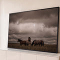 Quatro cavalos selvagens em campo seco sob céu nublado e dramático em tons sépia, quadro decorativo