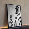 Palmeiras altas vistas de baixo contra céu nublado em fotografia preto e branco, quadro decorativo